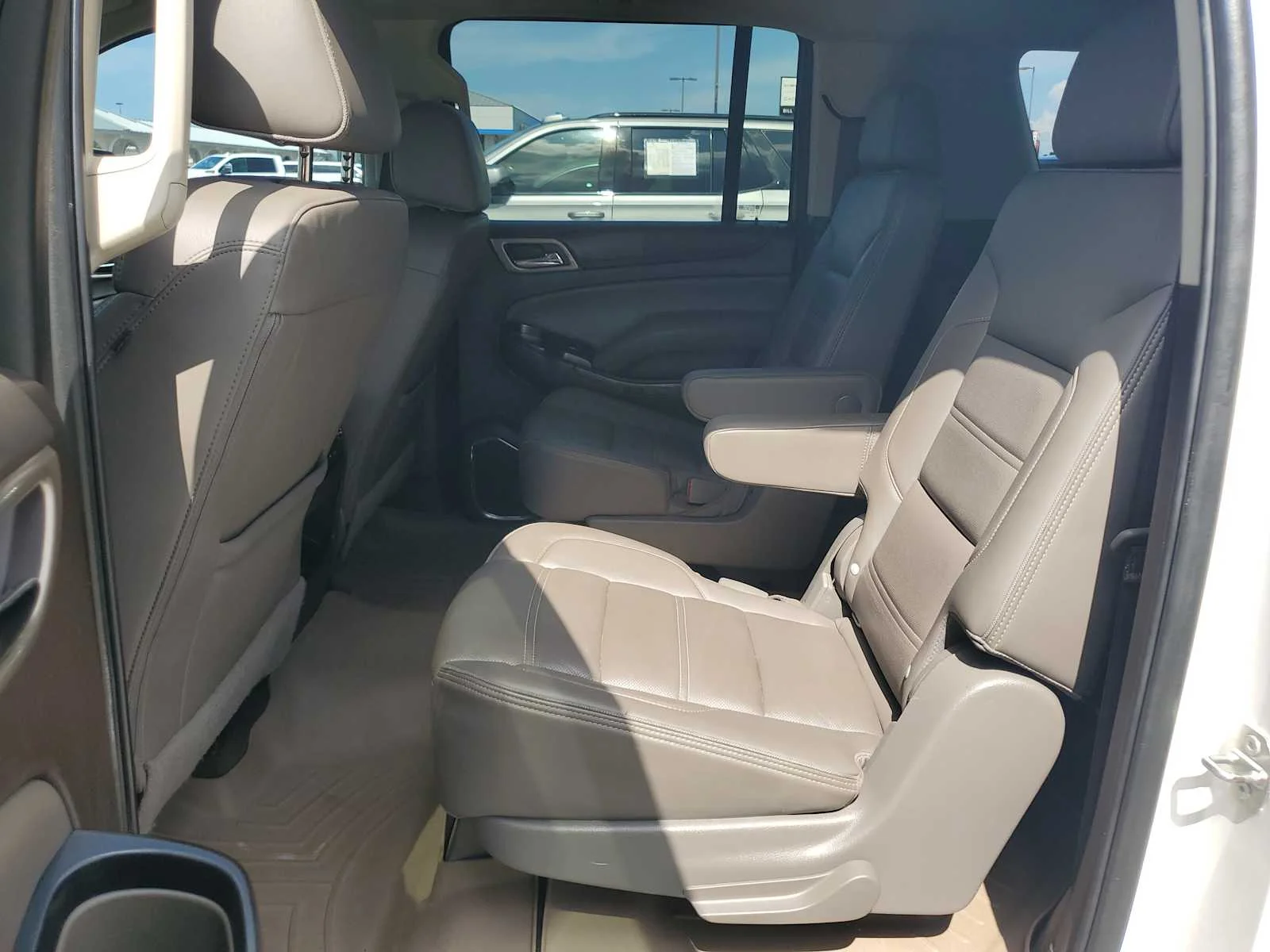 Used 2017 WHITE FROST TRICOAT GMC Denali image 22