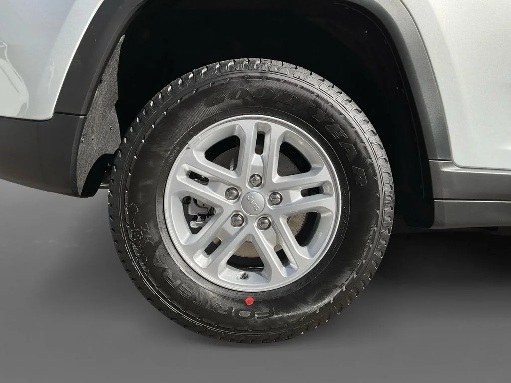 Used 2025 Silver Jeep Laredo image 15