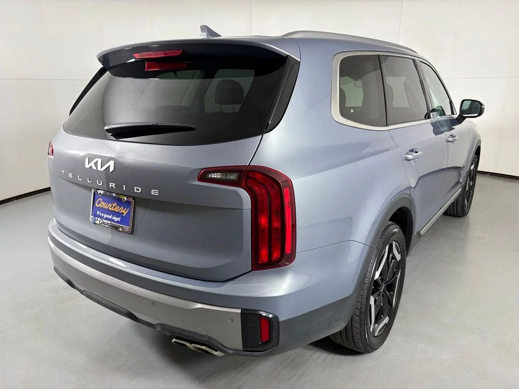 Used 2025 Silver Kia S image 8
