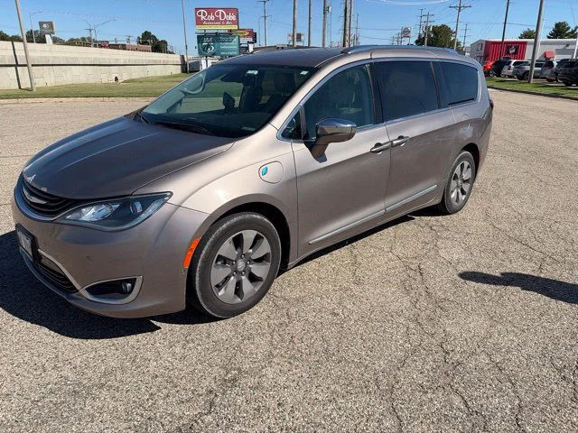 Used 2017 Gray Chrysler Platinum image 5