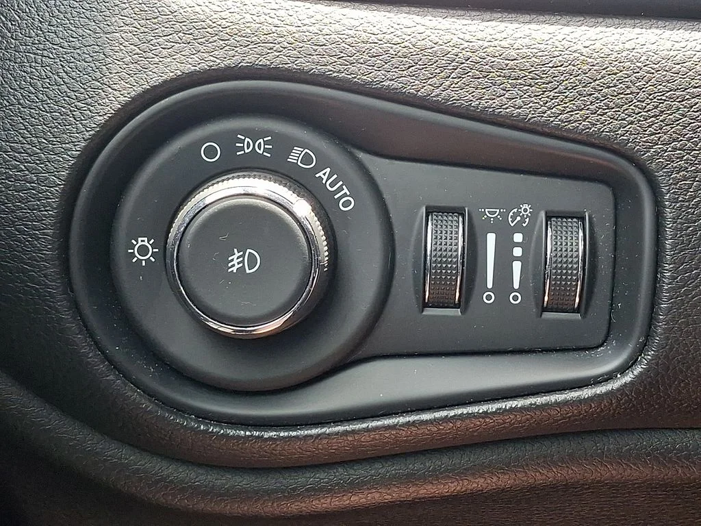 Used 2018 White Jeep Latitude image 21