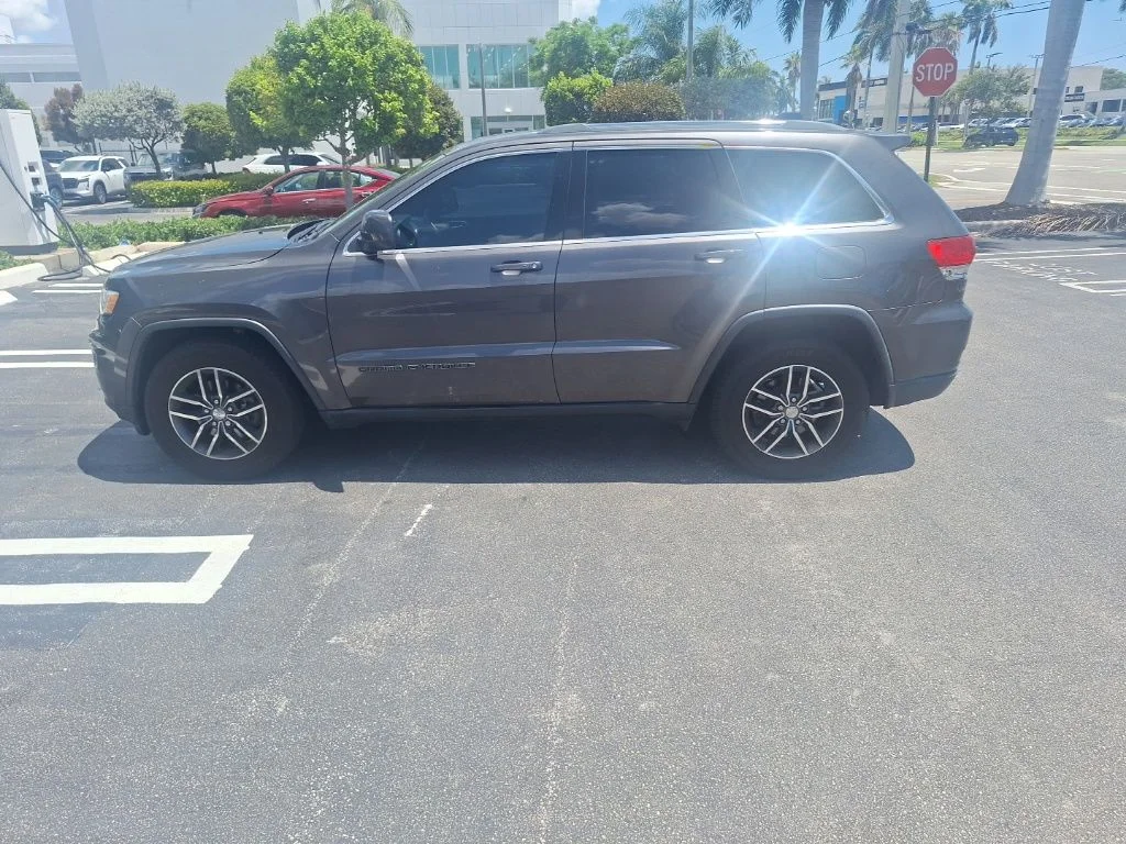 Used 2018 Gray Jeep Laredo E image 2