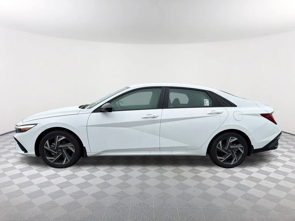 Used 2025 White Hyundai SEL Sport image 8