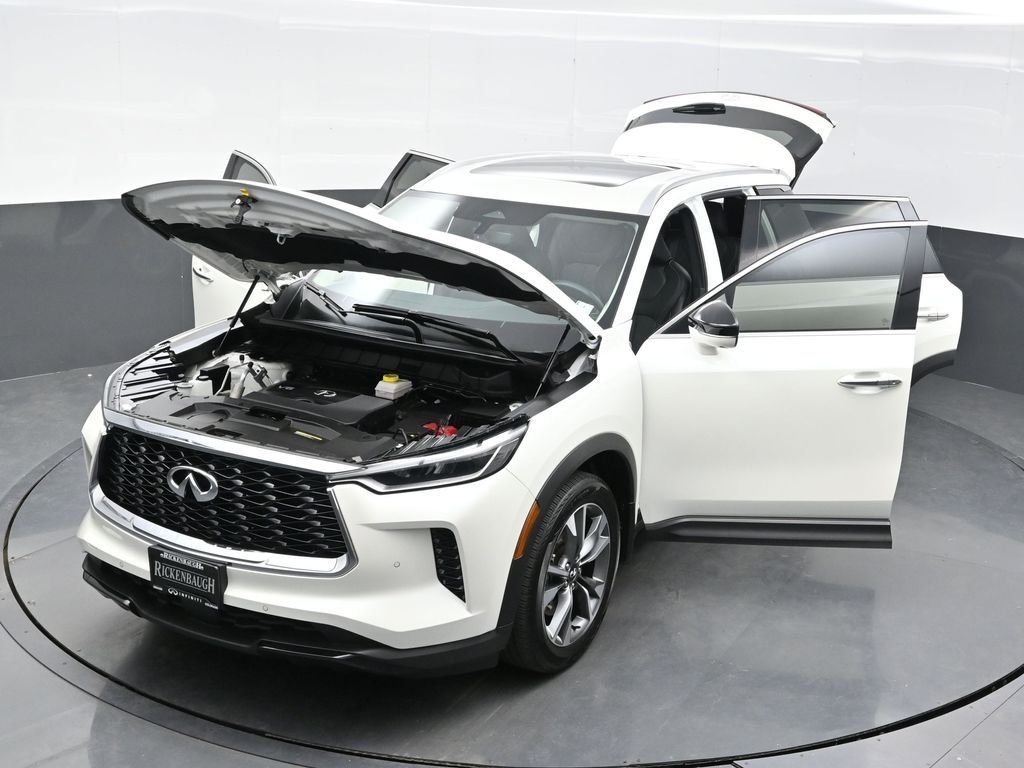 Used 2023 White INFINITI LUXE image 41