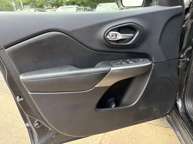 Used 2019 Black Jeep Latitude Plus image 25