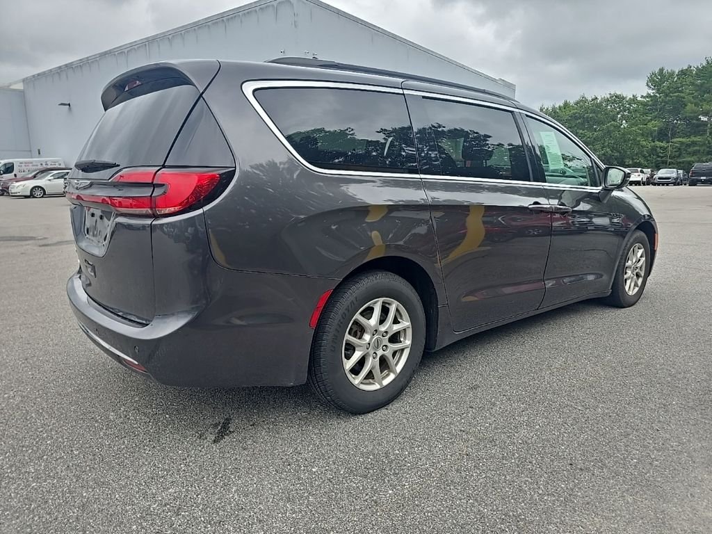 Used 2022 Granite Crystal Metallic Clearcoat Chrysler Touring L image 3