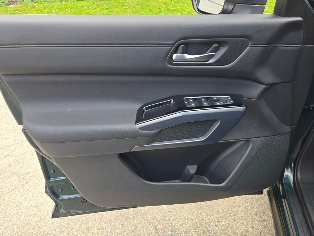 Used 2024 Black Nissan SL image 21