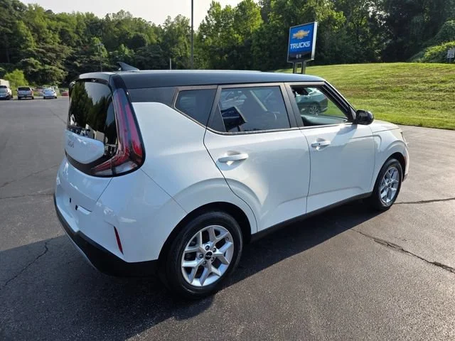 Used 2023 White Kia S image 8