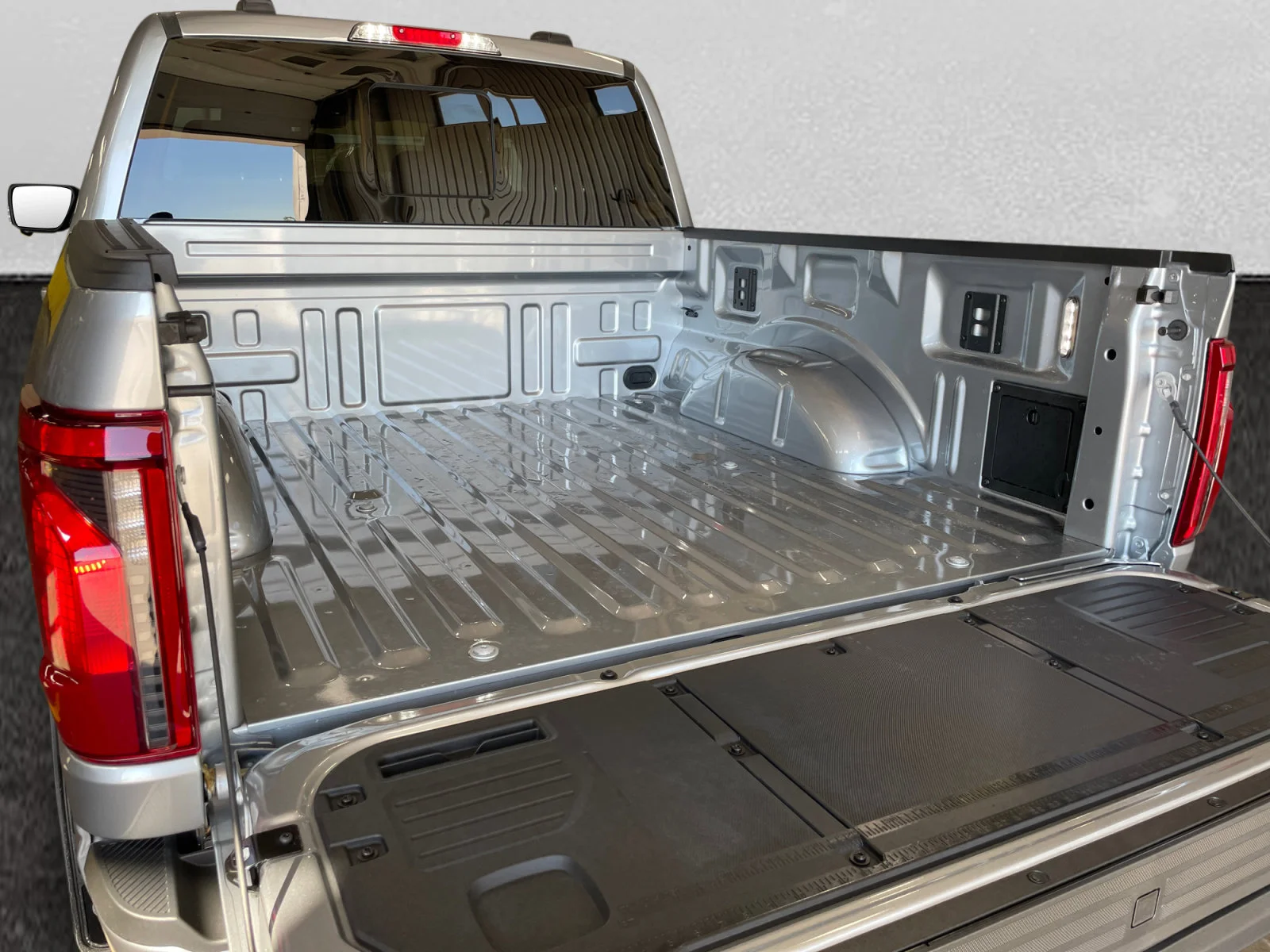 New 2026 Iconic Silver Metallic Ford XLT image 10
