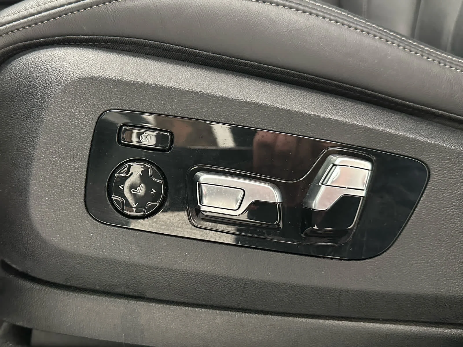 Used 2025 Skyscraper Grey Metallic BMW ALPINA XB7 image 12