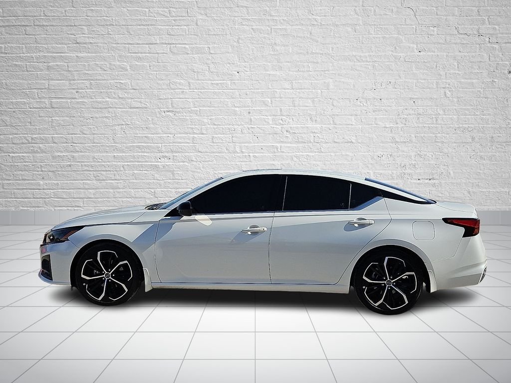 Used 2024 White Nissan 2.5 SR image 2
