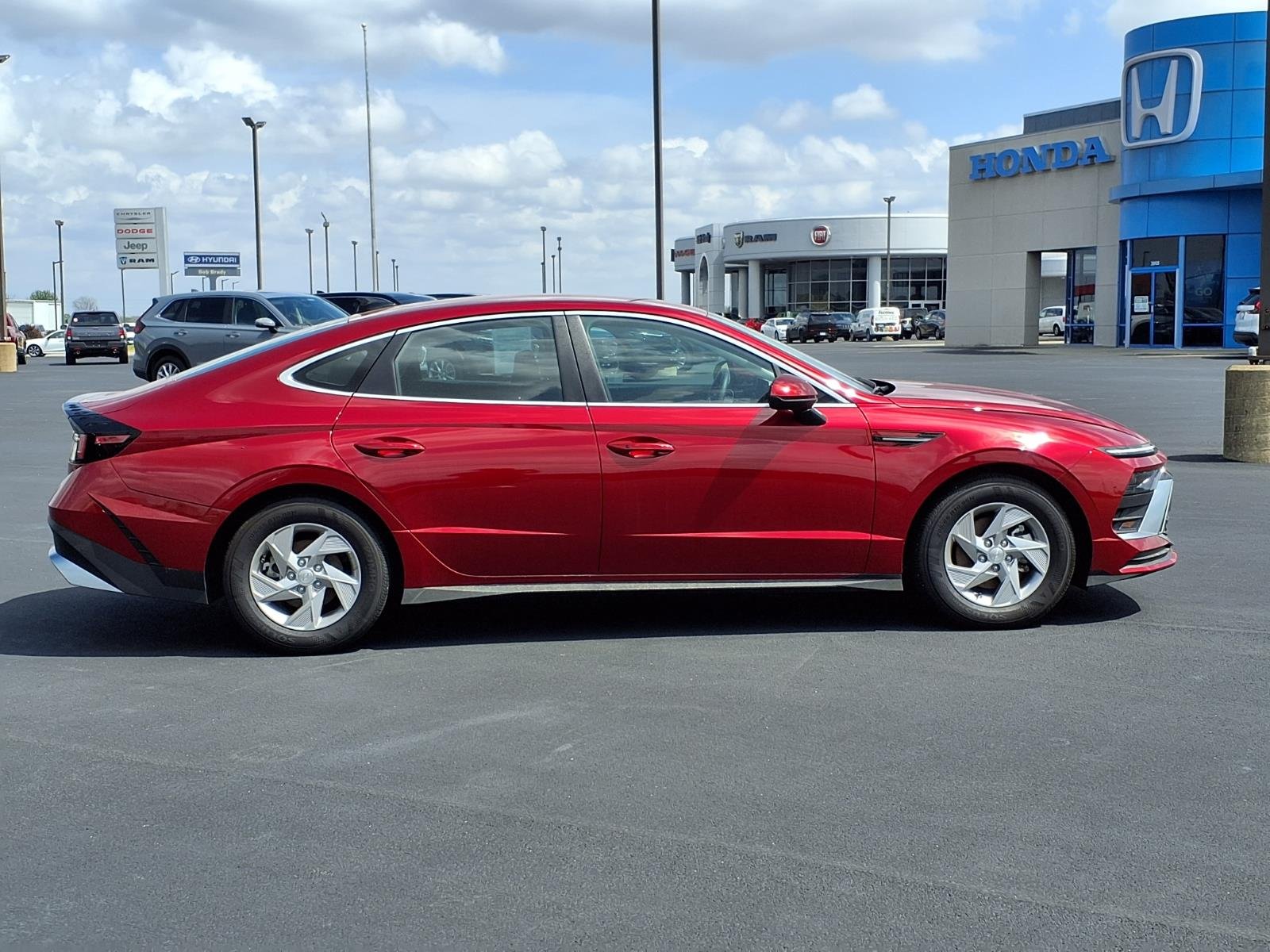 Used 2025 Ultimate Red Metallic Hyundai SE image 13