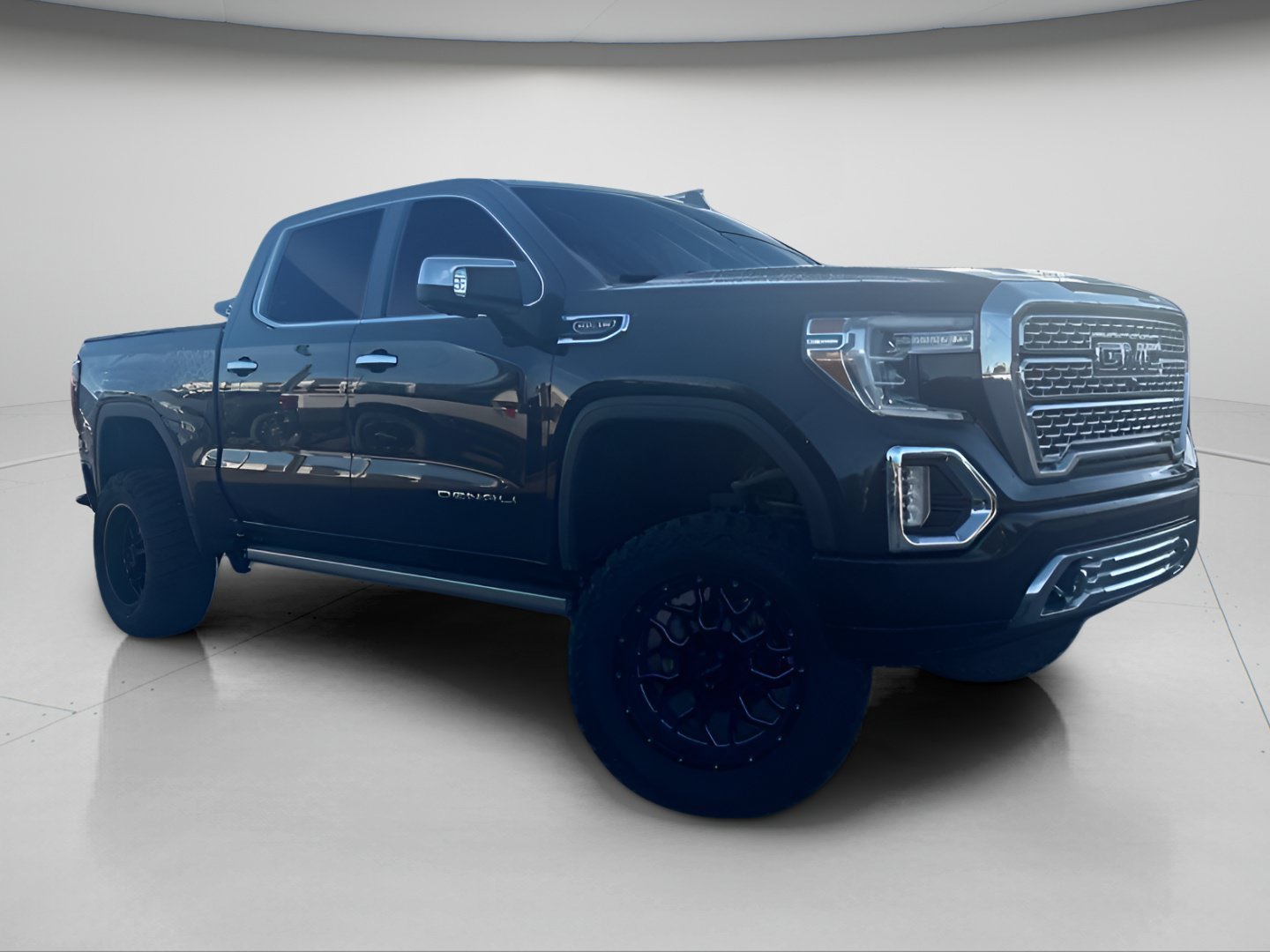 Used 2019 Onyx Black GMC Denali image 1