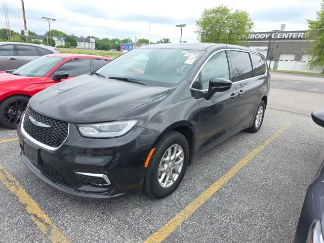 2025 Chrysler Pacifica Select's photo
