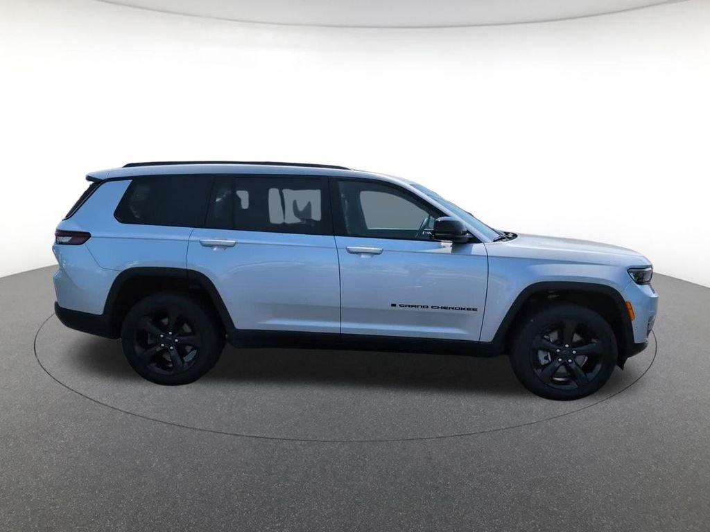 Used 2025 Silver Jeep Limited image 5