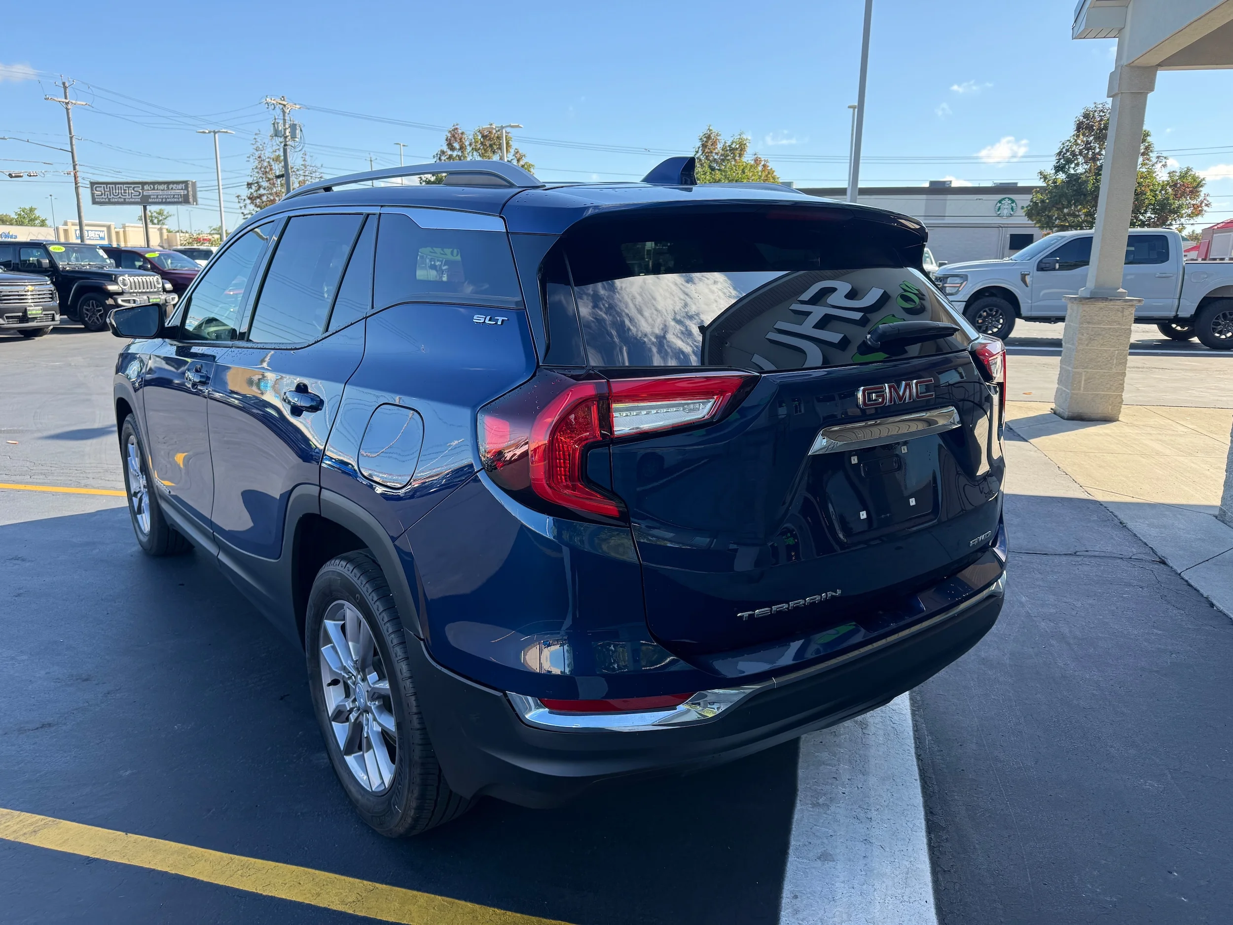 Used 2022 Marine Metallic GMC SLT image 4