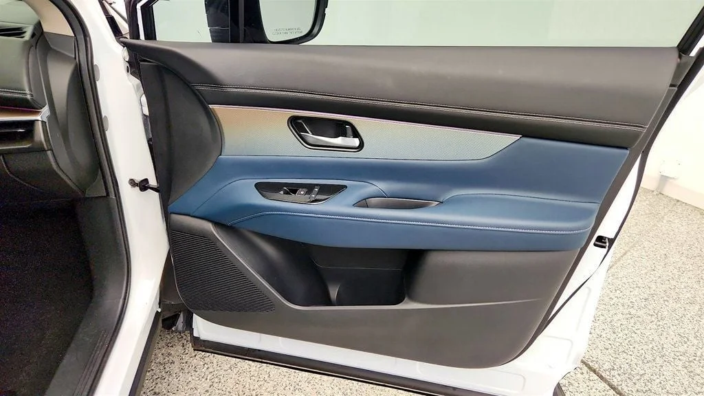 Used 2025 Everest White Pearl Tricoat/Super Black Nissan AWD Platinum w/ Illuminated Cargo Scuff Plate image 27