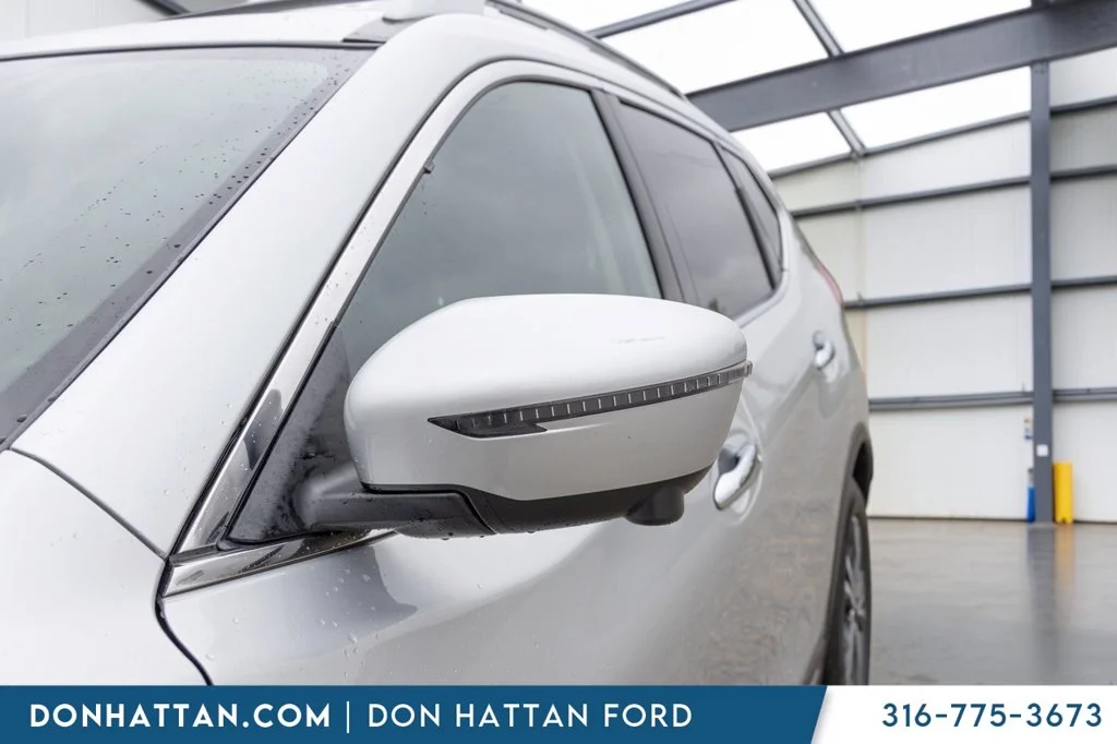 Used 2018 Silver Nissan SL image 32