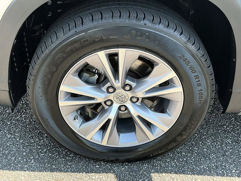 Used 2015 Silver Sky Metallic Toyota XLE image 7