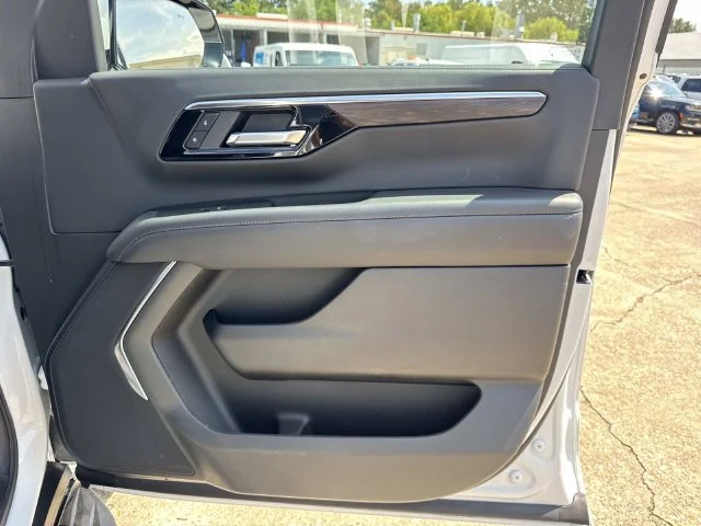 Used 2025 White Chevrolet LT image 39
