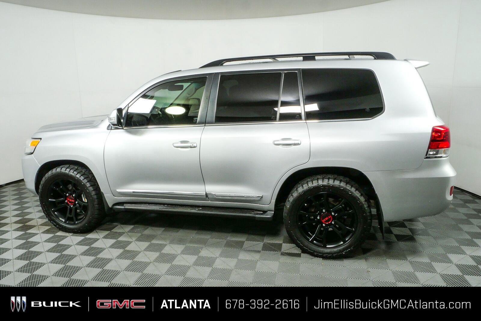 Used 2017 Classic Silver Metallic Toyota Base image 32