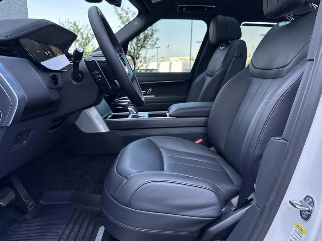 Used 2025 White Land Rover SE image 20