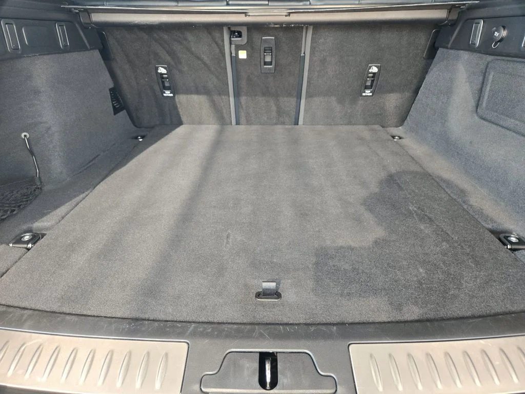 Used 2025  Land Rover Dynamic SE image 30