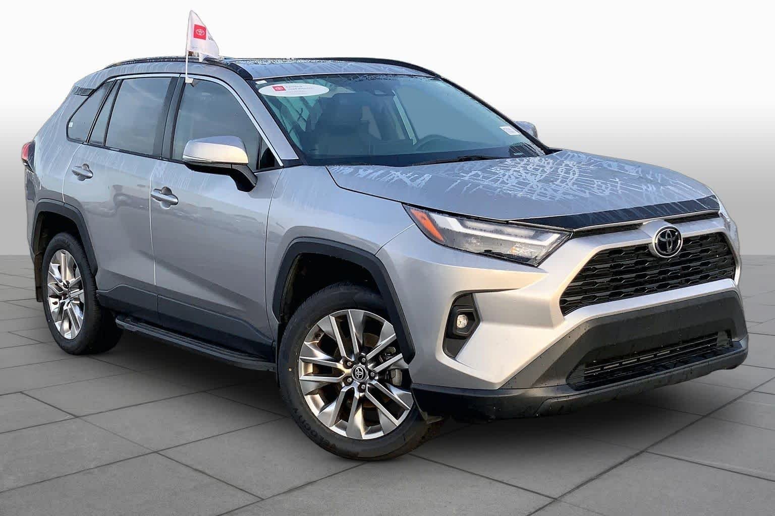 Used 2024 Silver Sky Metallic Toyota XLE Premium image 4