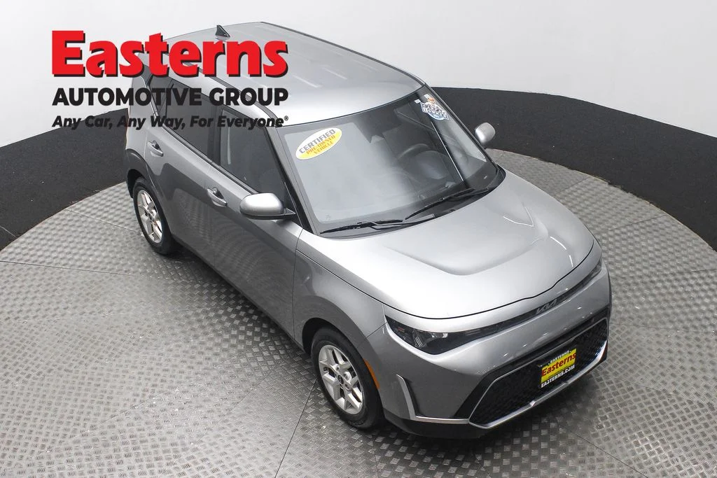 Used 2023  Kia LX image 3