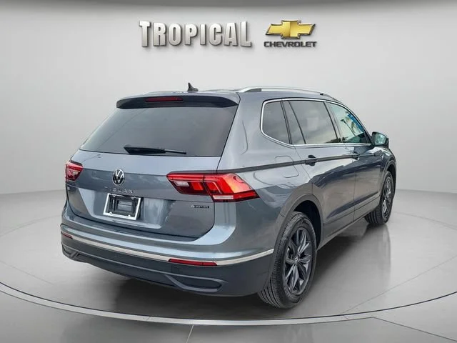 Used 2024 Gray Volkswagen SE image 3
