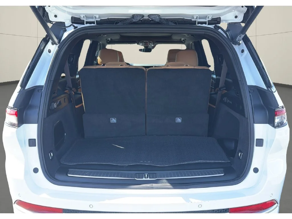 Used 2025  Jeep Summit image 11