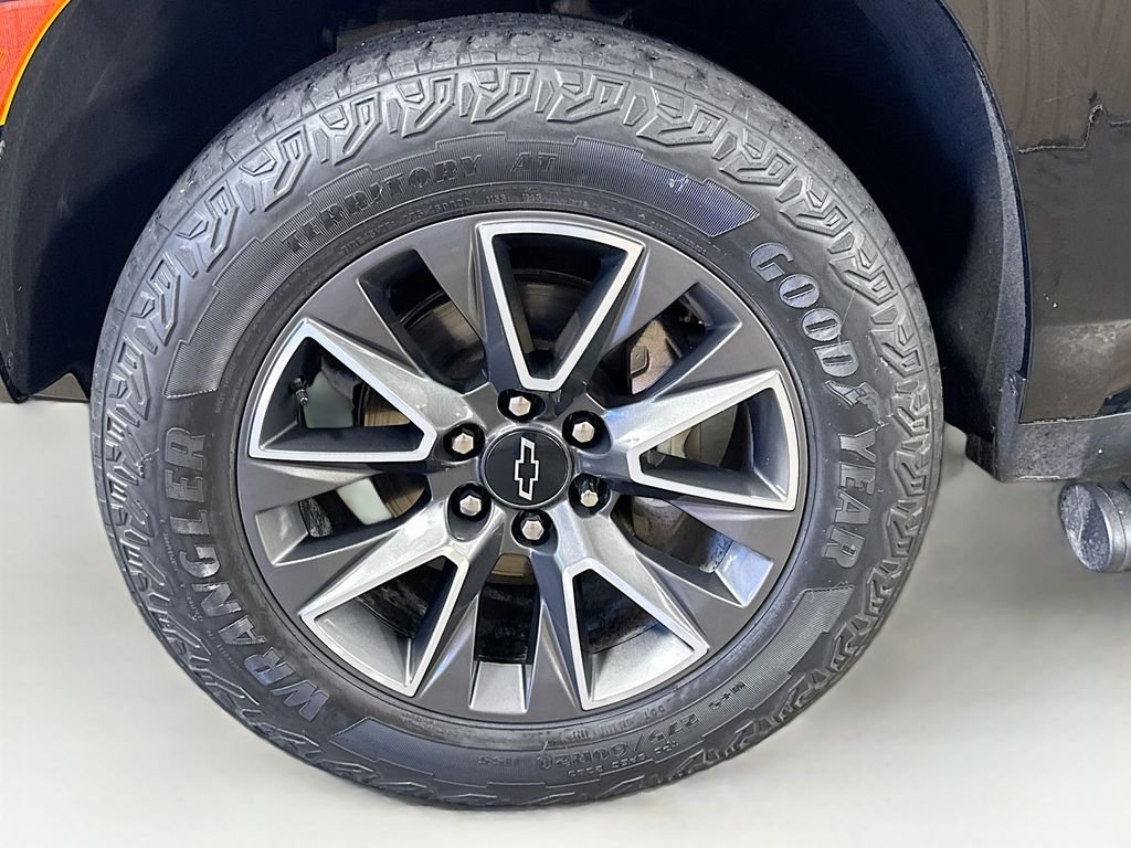 Used 2024 Black Chevrolet Z71 image 39