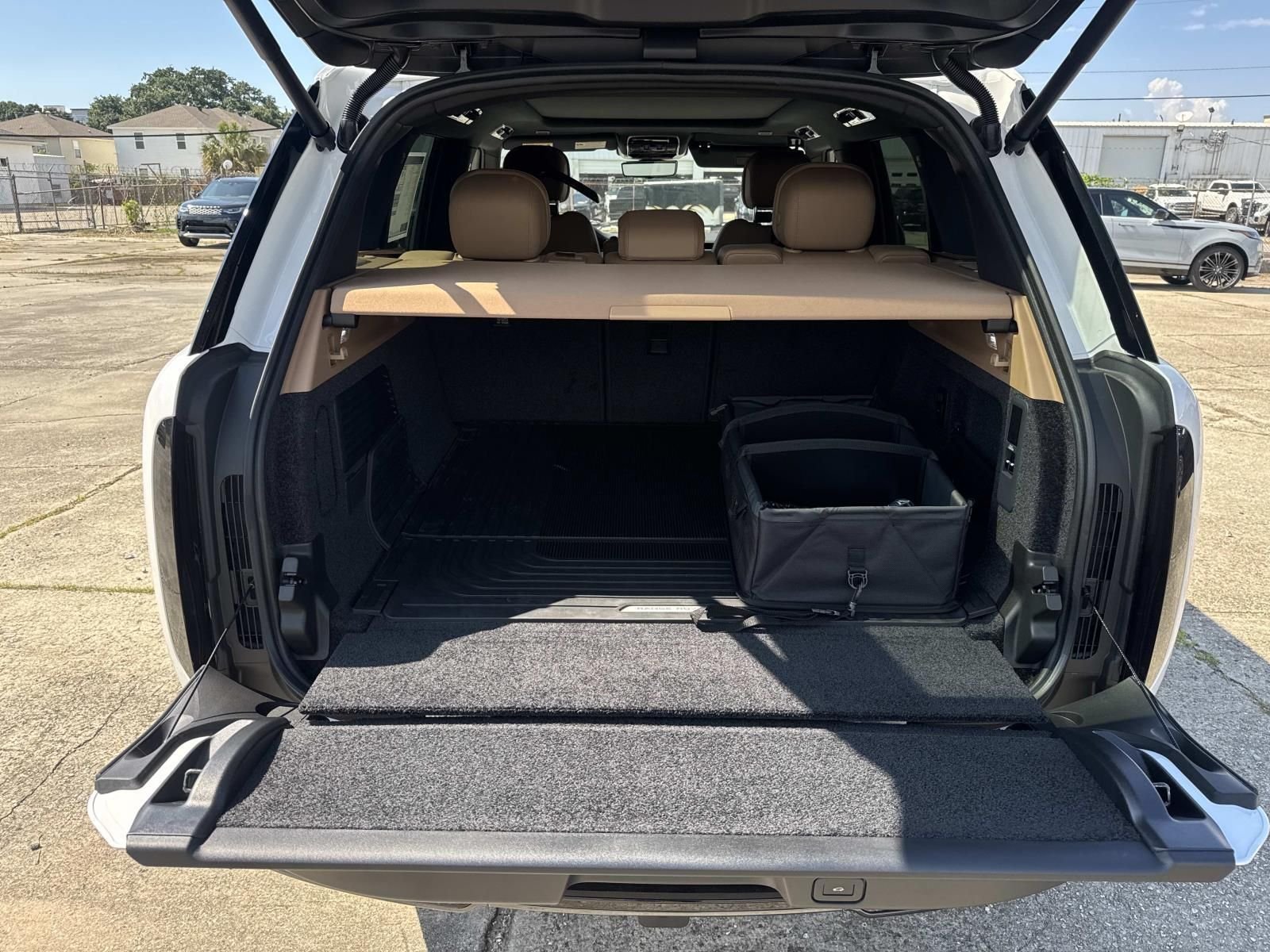 New 2026 Ostuni Pearl White Land Rover SE image 7