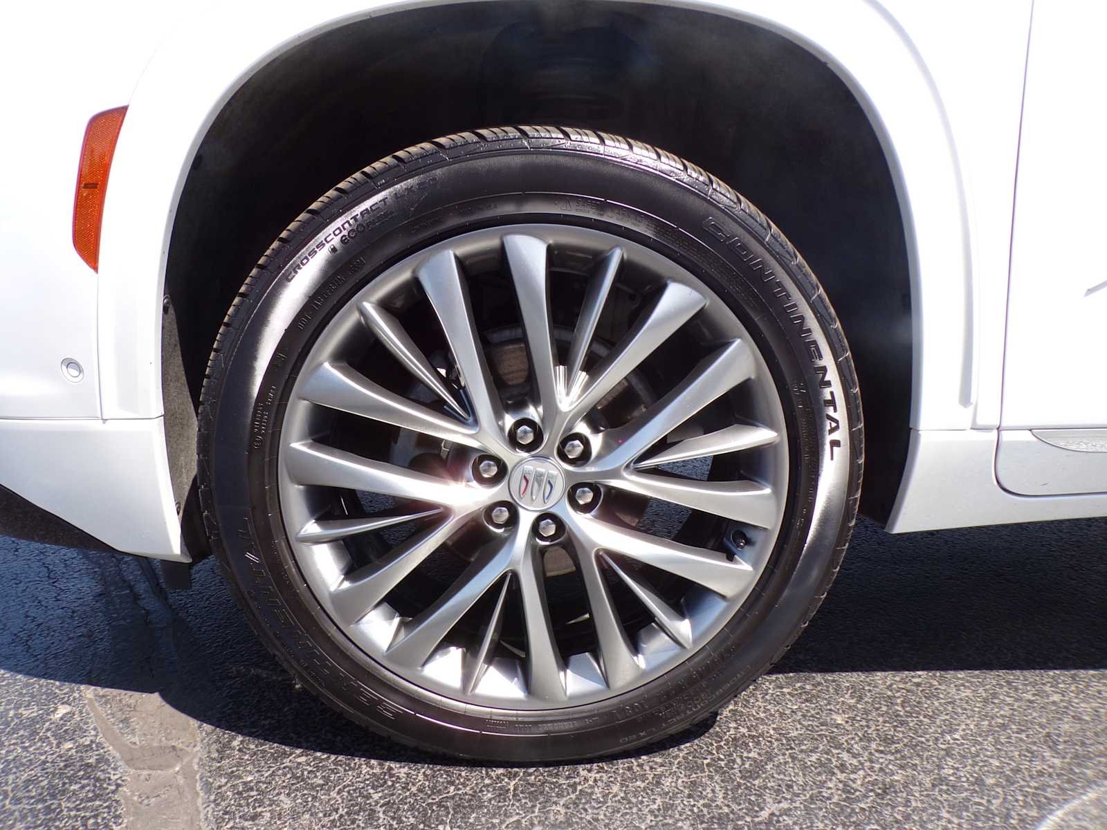Used 2025 White Frost Tricoat Buick Avenir image 31