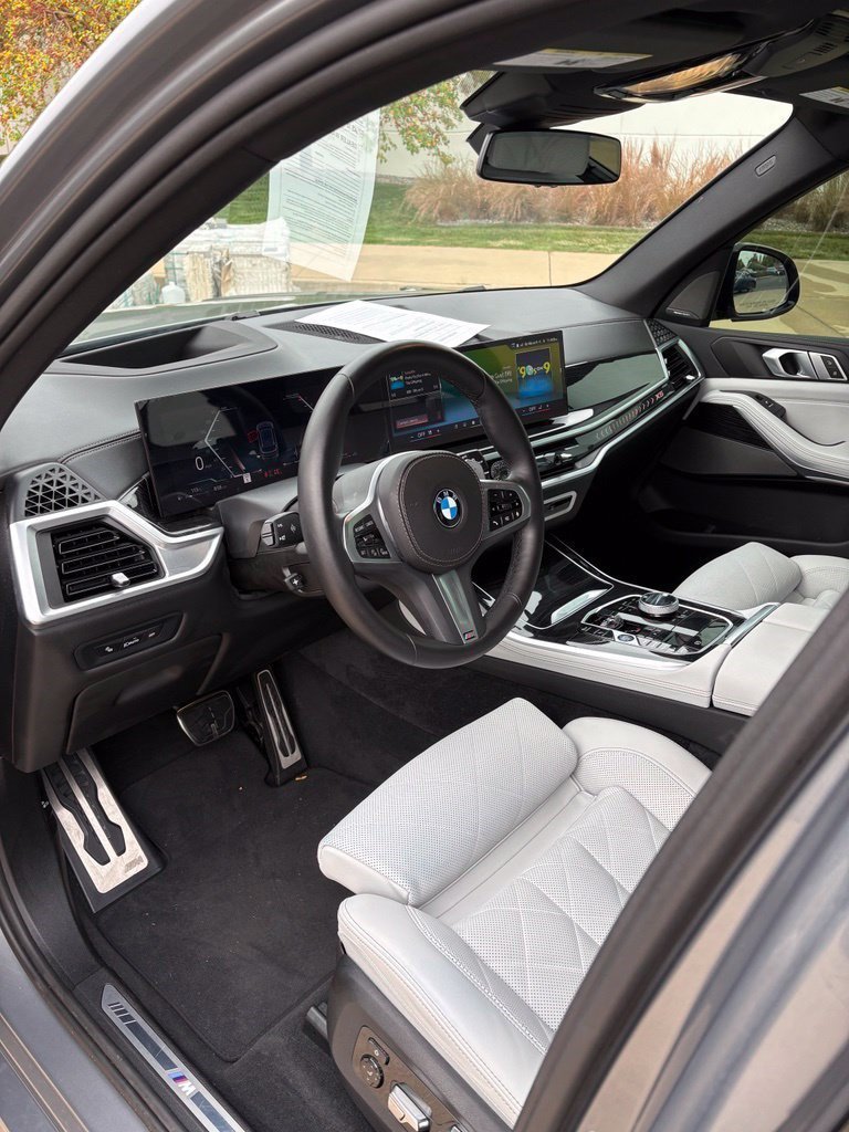 Used 2024 Gray BMW xDrive40i image 9