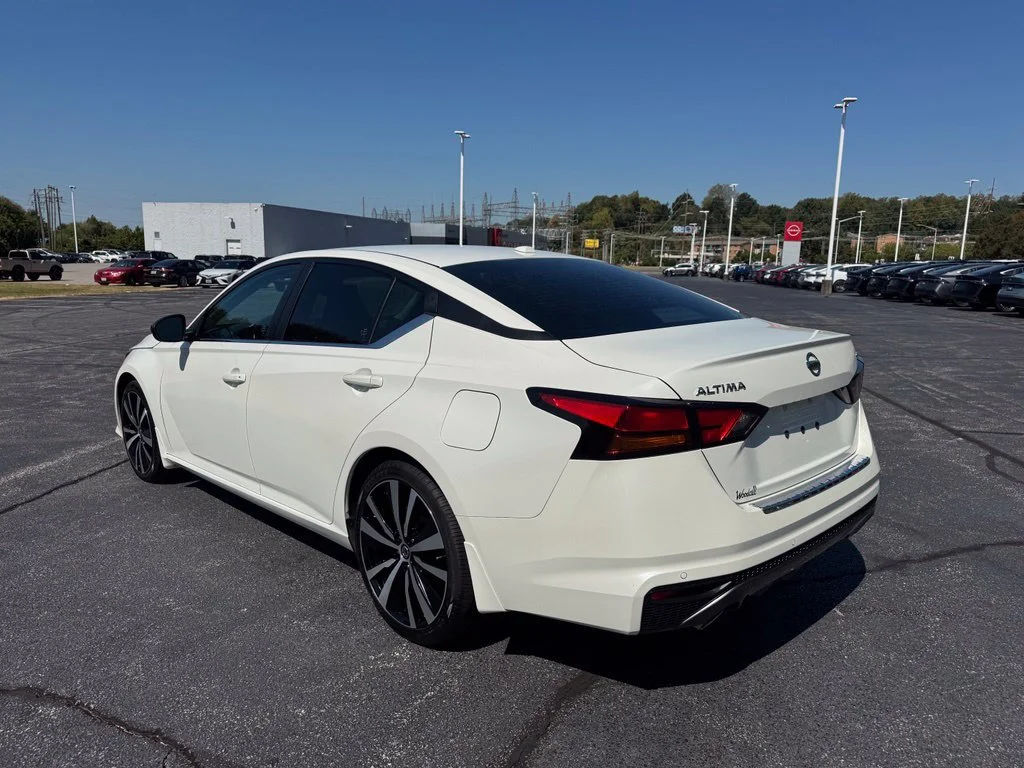 Used 2021 Qab/ White Tricoat Nissan 2.5 SR image 6