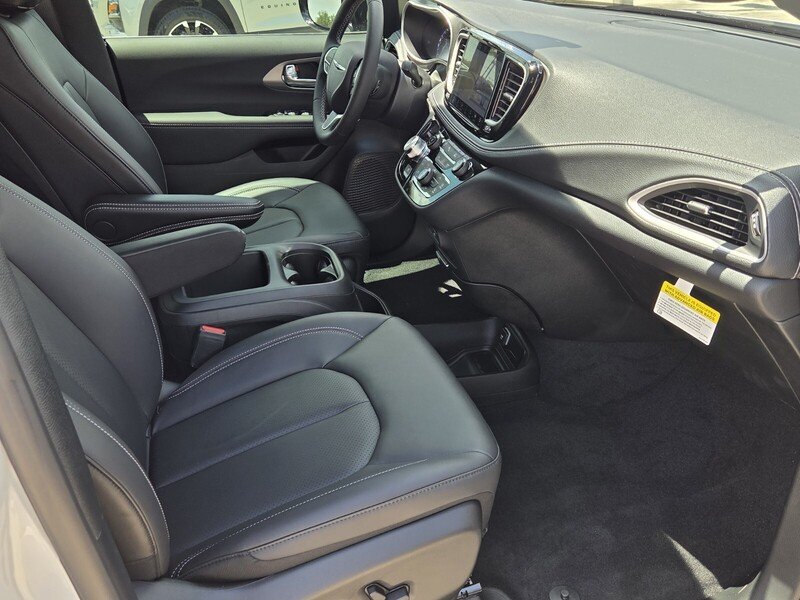 2026 Chrysler Pacifica Select - Photo 17