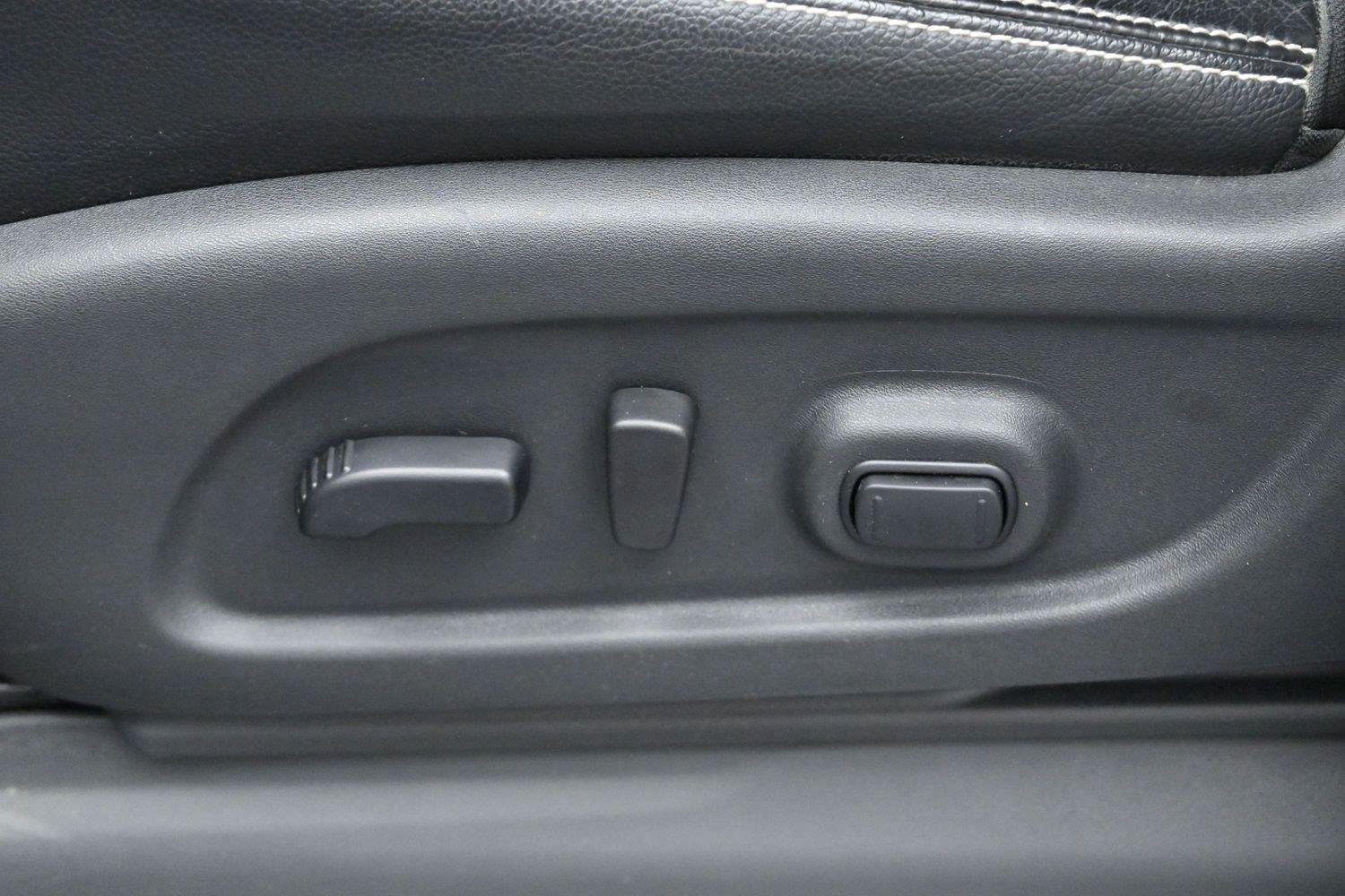 Used 2018 Brilliant Silver Nissan PRO-4X image 14