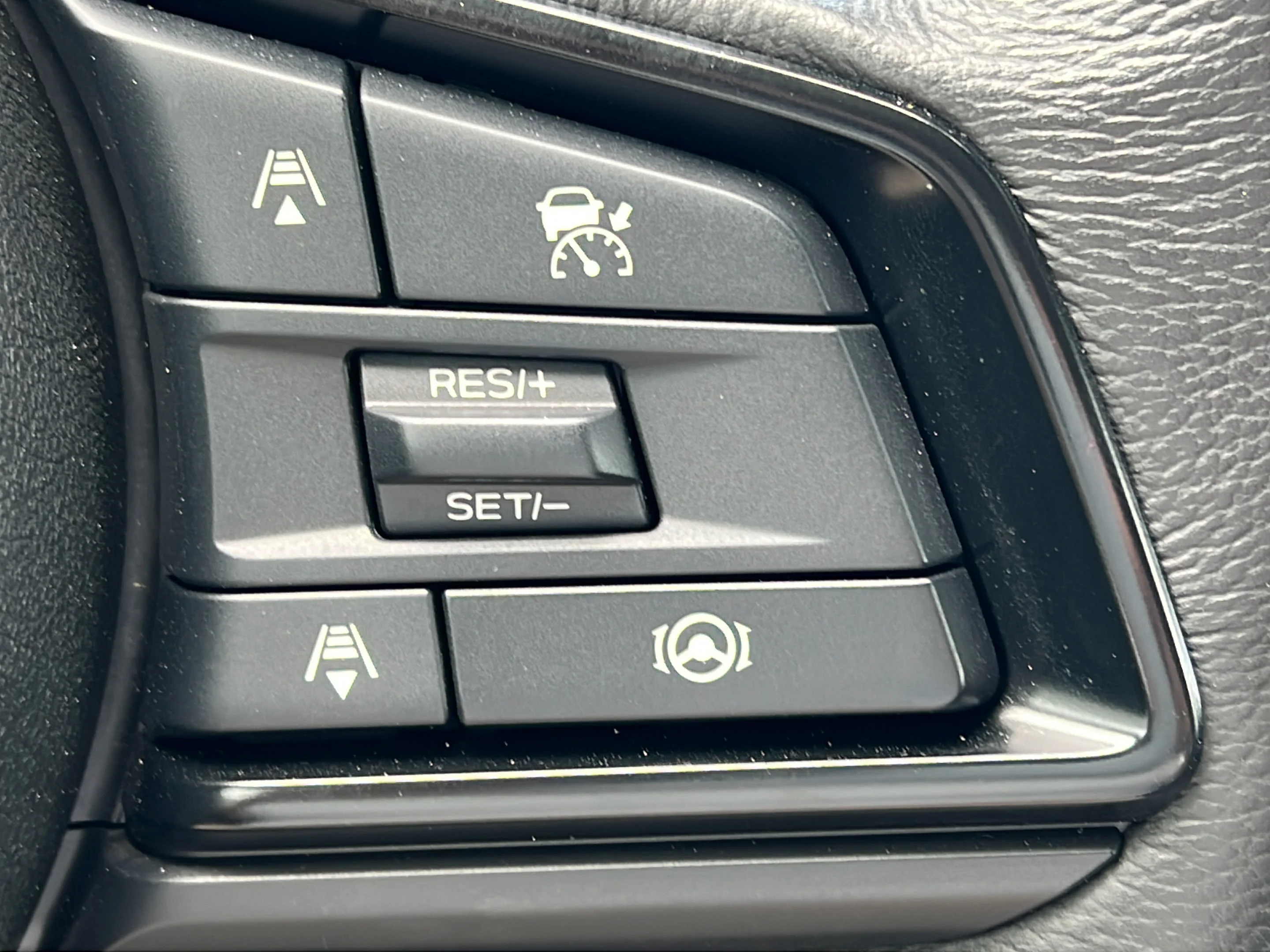 Used 2025 Ice Silver Metallic Subaru Onyx Edition image 22