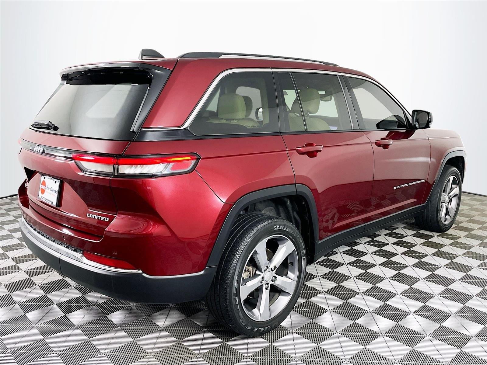 Used 2022 Velvet Red Pearlcoat Jeep Limited image 9