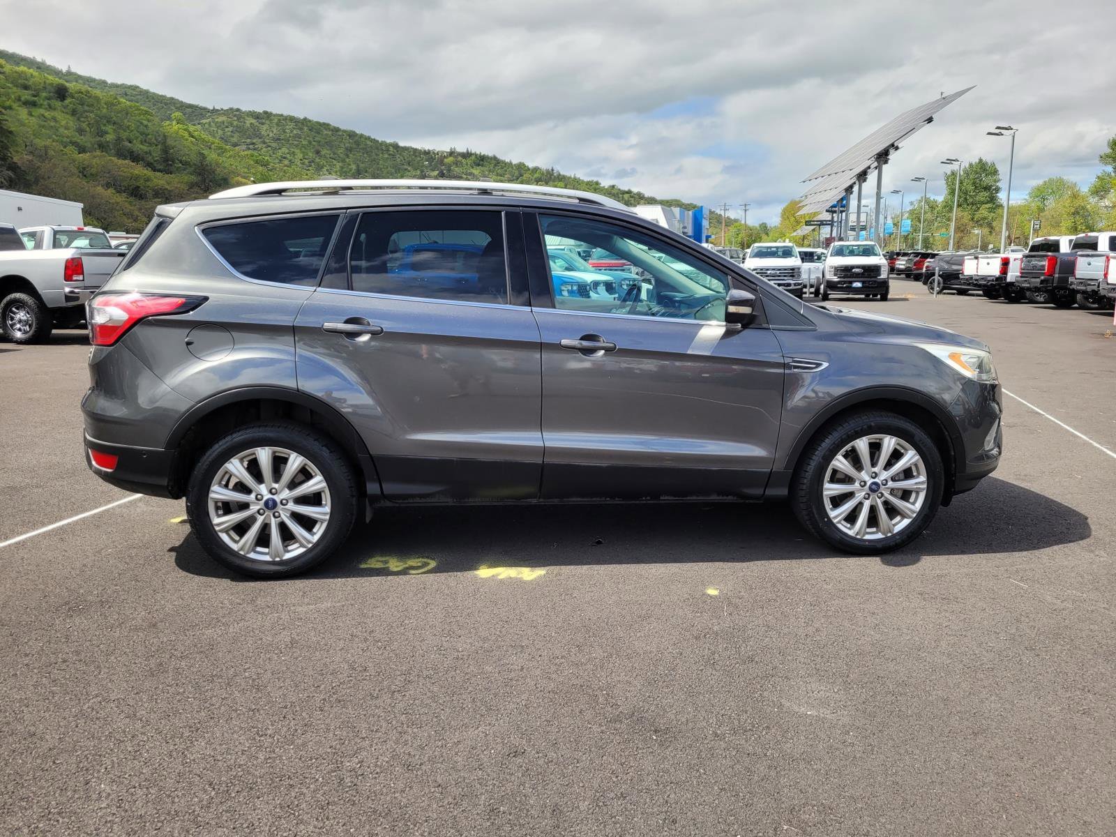Used 2017  Ford Titanium image 4