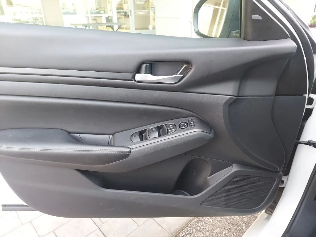 Used 2025 White Nissan 2.5 SV image 15