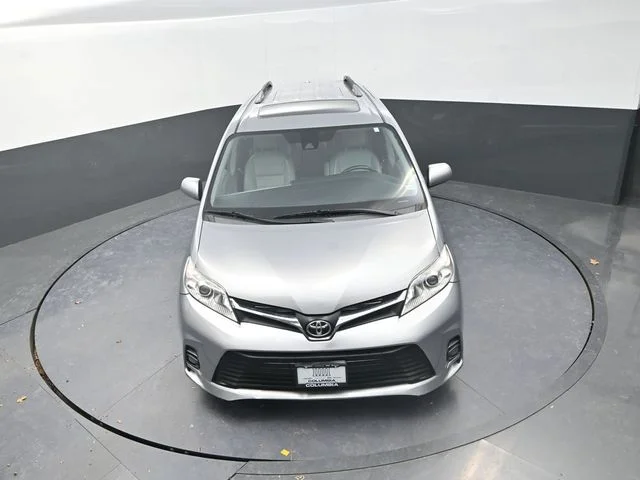 Used 2018 Silver Toyota XLE image 13