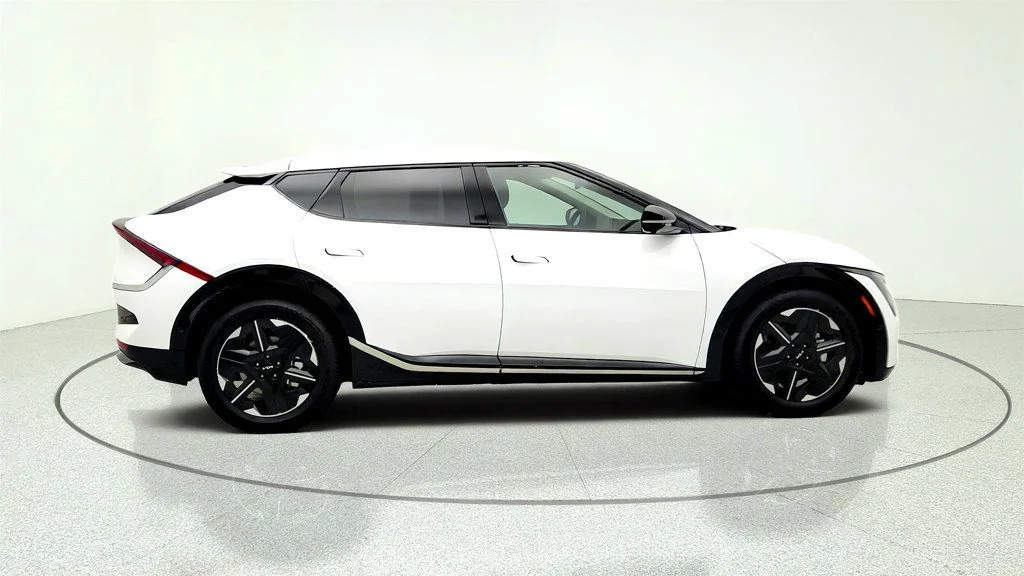 Used 2025 Glacier White Pearl Kia Wind AWD image 4
