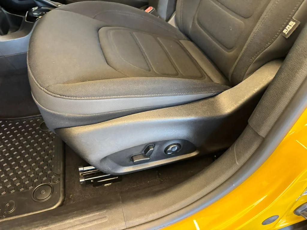 Used 2017 Yellow Jeep Latitude image 13