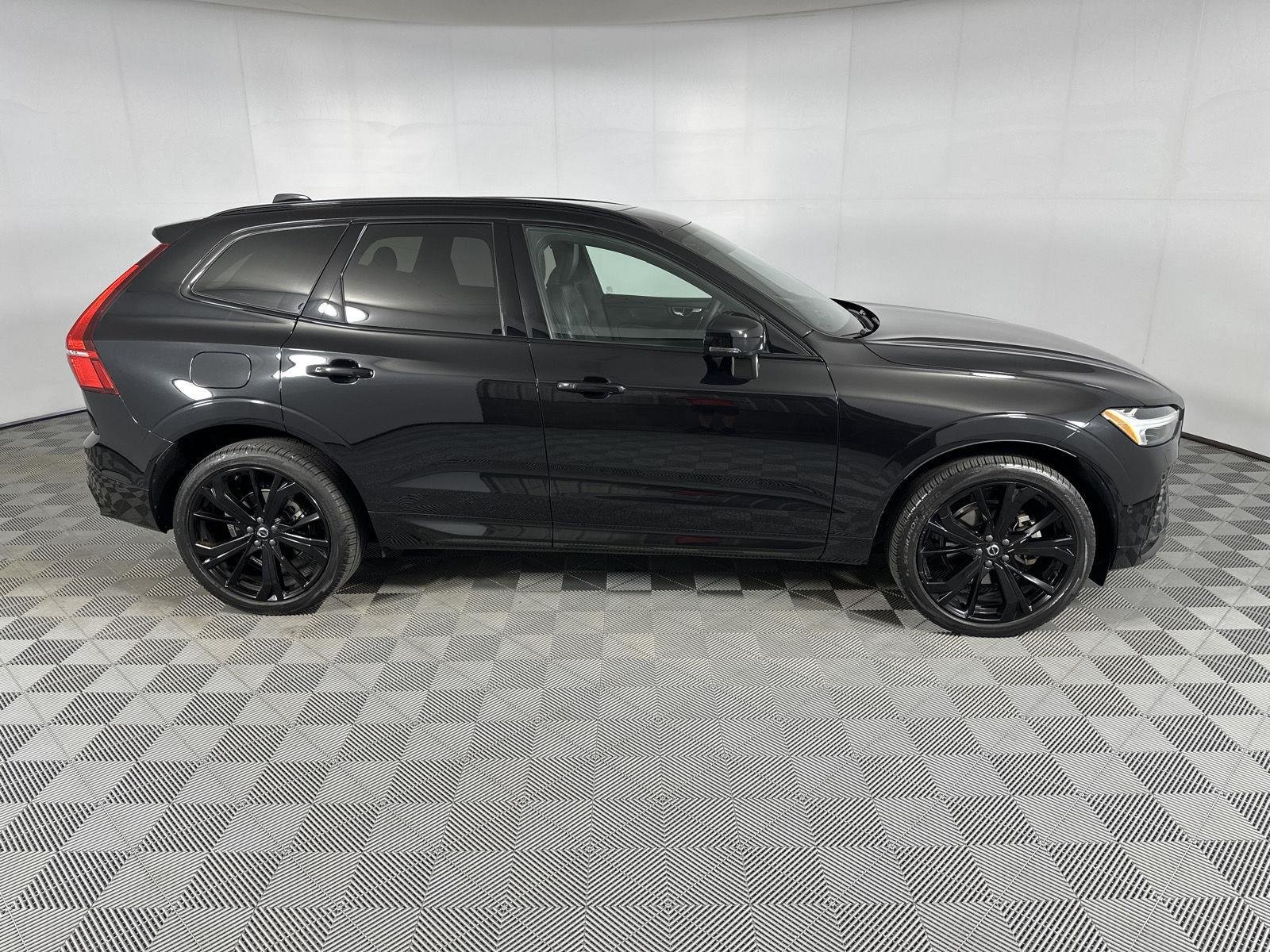 Used 2024 Onyx Black Metallic Volvo Ultimate Black Edition image 4
