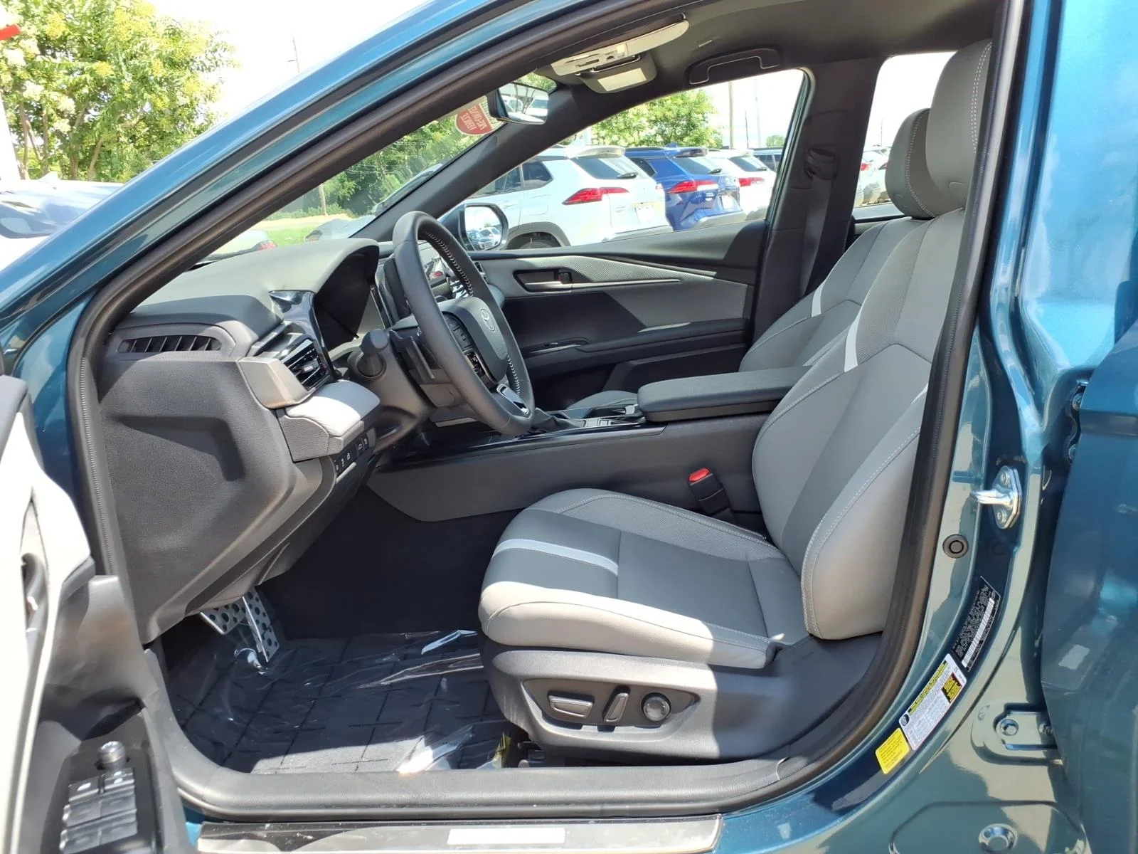 2025 Toyota Camry SE - Photo 13