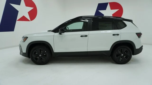 New 2026 Pure White w/Deep Black Roof Volkswagen SE Black image 11