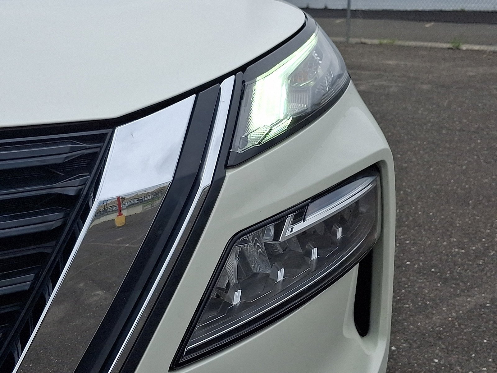 Used 2023 Pearl White Tricoat Nissan SL image 9