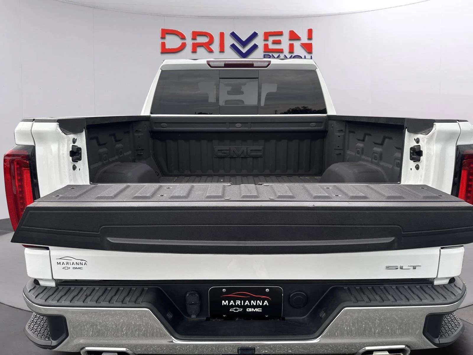 Used 2024 Summit White GMC SLT image 33